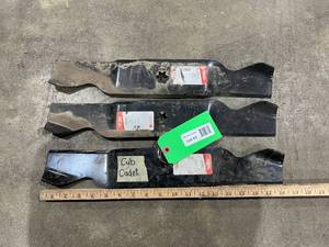 lot 9943 image: Mower Blades, Cub Cadet