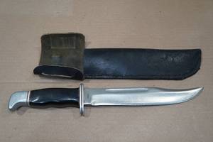 lot 10 image: Vintage Buck 12 Hunting Knife