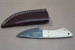 lot 13 image: Custom Handmade Hunting Knife