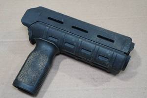 lot 32 image: Magpul MOE Front Grip