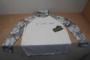 lot 63 image: Blackfish Guide Mens UPF Hoodie -Medium