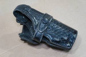 lot 113 image: Safariland Leather Holster