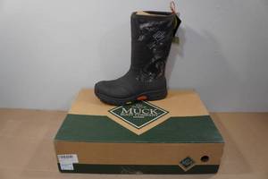 lot 132 image: Muck Boots Mens Apex Pro Traction Lug Boots -Size 7