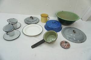 lot 21 image: Enamelware lot