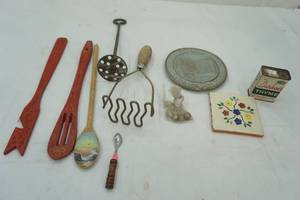 lot 27 image: VintageAntique Lot