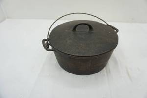 lot 33 image: cast iron kettle. #8 Dutch Oven. 10 diameter