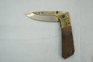 lot 46 image: 3 folding knife The Bone Edge