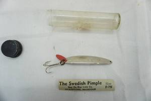 lot 96 image: Vintage The Swedish Pimple Bay De Noc Lure Co. in original packaging.