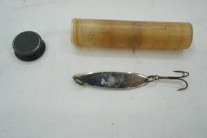 lot 98 image: Vintage The Swedish Pimple Bay De Noc Lure Co. in original packaging.