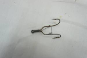 lot 121 image: Vintage Eagle Claw Sharp Weedless Treble Hook