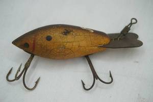 lot 349 image: Vintage Heddon bay crab wiggler fishing Lure - wooden