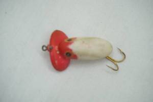 lot 370 image: Vintage 1 plastic fishing lure