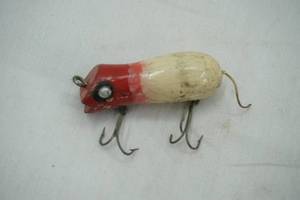 lot 425 image: Vintage wooden red & white mouse - Shakespeare