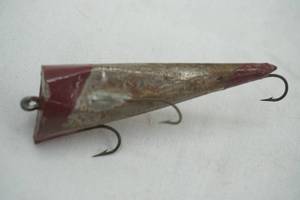 lot 435 image: Vintage metal fishing lure - 3 hooks