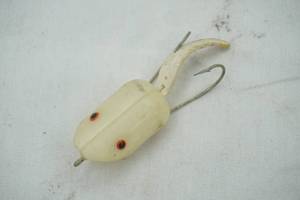 lot 441 image: Vintage popper type lure - white