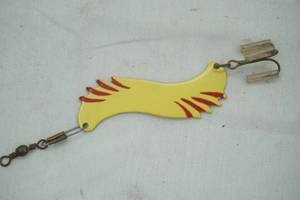 lot 482 image: Vintage metal fishing lure - really good condition