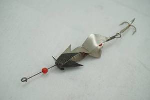 lot 489 image: Vintage metal fishing lure - spinner bait