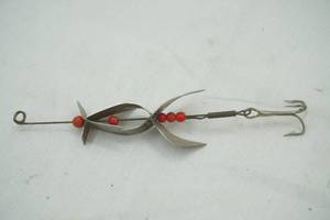 lot 490 image: Vintage metal fishing lure - spinner bait