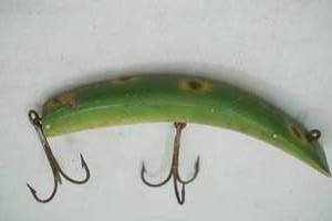 lot 495 image: Vintage Helin Flatfish Lure - frog painted