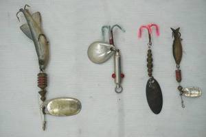 lot 580 image: Vintage Spinner Bait Lures 4ct