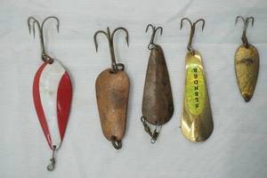 lot 581 image: Vintage Spoon Lures & Dardevles 5ct