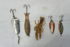 lot 583 image: Vintage Spoon Lures, Dardevles, Crawfish 5ct