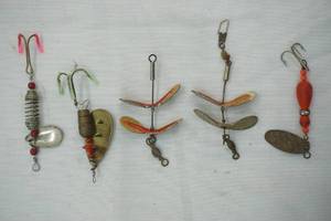 lot 586 image: Vintage Spinner & Fly Bait 6ct