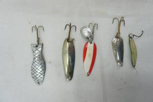 lot 587 image: Vintage Spoon Lures & Dardevles 5ct