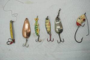 lot 595 image: Vintage Lures 6ct