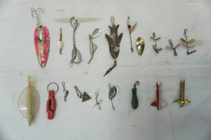 lot 600 image: Vintage Fishing Lures 18 pieces