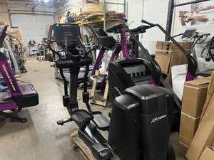 lot 19 image: Life Fitness Discover 95X Elliptical