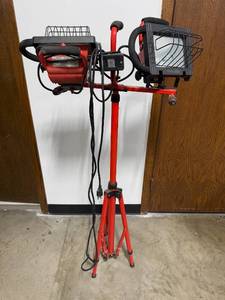 lot 6 image: Craftsman Dual Head Work Light on Adjustable Tripod