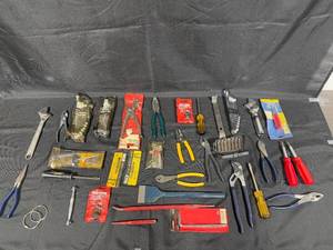lot 7 image: Extensive Hand Tool Collection Including Wrenches and Screwdrivers
