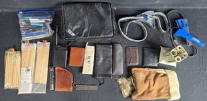 lot 210 image: Assorted Vintage Collectibles and Accessories Set