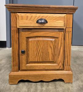 lot 312 image: Oak Wooden Nightstand with Drawer and Cabinet - 24H x 20W x 26D