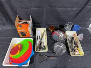 lot 381 image: Assorted Kitchenware Collection with Proctor Silex Food Warmer