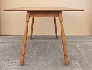 lot 394 image: Expandable Oak Dining Table with Drop Leaf Sides