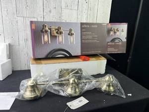 lot 468 image: Vanity Light Fixture