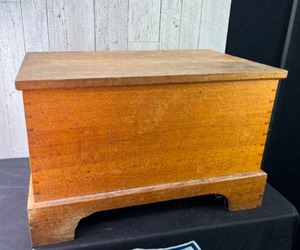 lot 198 image: Wood Box