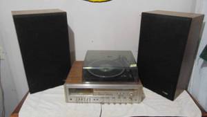 lot 3 image: Centrex By Pioneer KH-5515 Turntable, Cassette and Radio with 2 Speakers