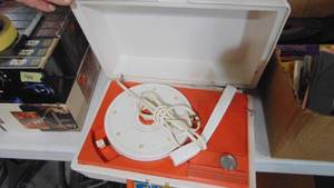 lot 38 image: GE Plastic Kids Turntable. Lid is asis