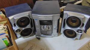 lot 74 image: Sony Shelf Radio with Speakers. CD, Cassette, AMFM