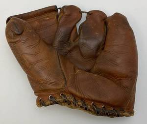 lot 10 image: Vintage Mcgregor Gold Smith Baseball Glove