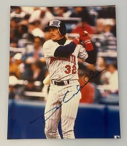 lot 122 image: Minnesota Twins DAN GLADDEN Autographed 8 x 10 Photograph In Protective Sleeve