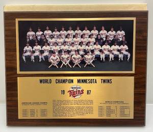 lot 173 image: Vintage 1987 World Champion Minnesota Twins Photo Plaque 13 x 16