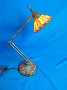 lot 207 image: Vintage Tiffany Style 20 Desk Lamp