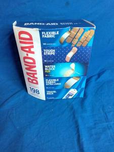 lot 232 image: New Band-Aid 198 Assorted Bandages