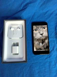 lot 225 image: Black IPhone 8 Plus with White Earbuds