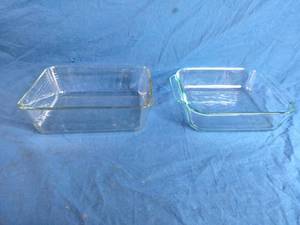 lot 233 image: 2 Pyrex Glass Baking Dishes