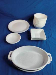 lot 175 image: 22 Piece Dish Set - Staub and Others  - White